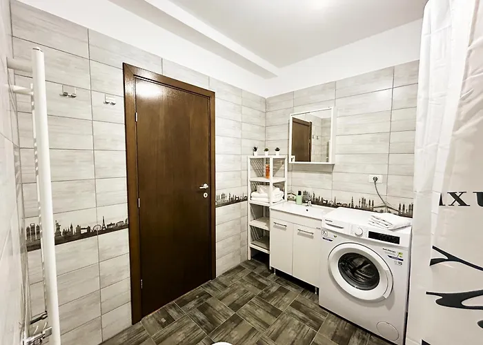 Mirandis Apartments - Modern Stays With Free Parking Near Coresi Mall