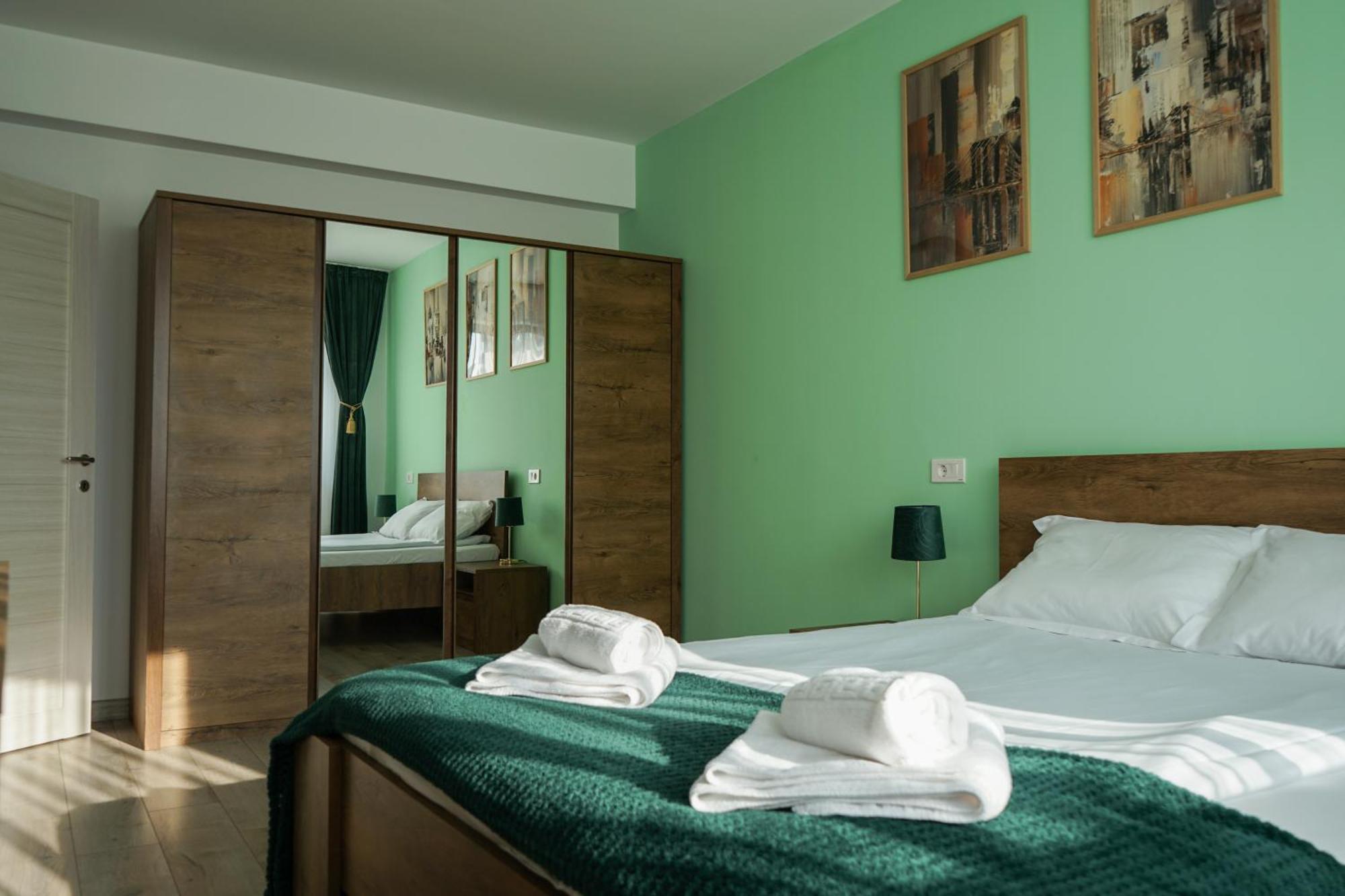 Mirandis - Modern With Free Parking Near Coresi Mall