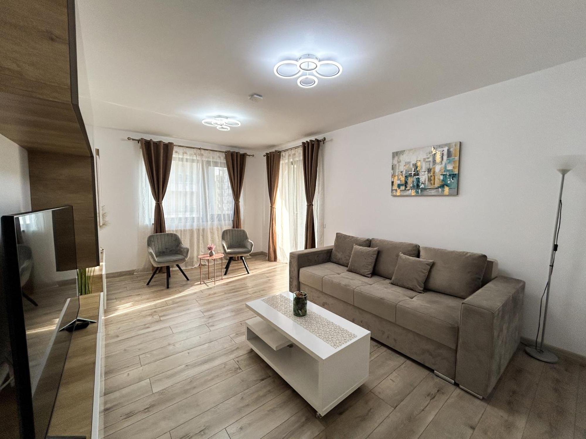 Mirandis - Modern With Free Parking Near Coresi Mall Apartamento