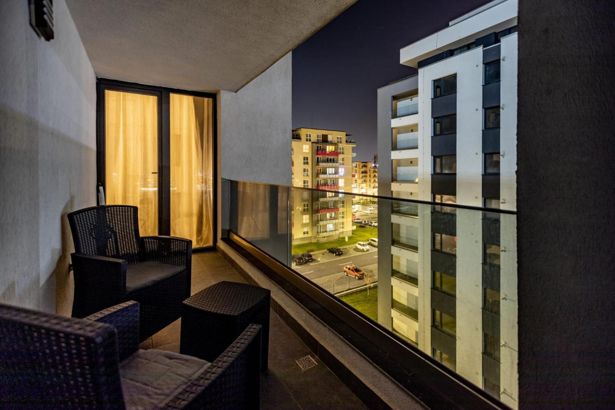Mirandis - Modern With Free Parking Near Coresi Mall *