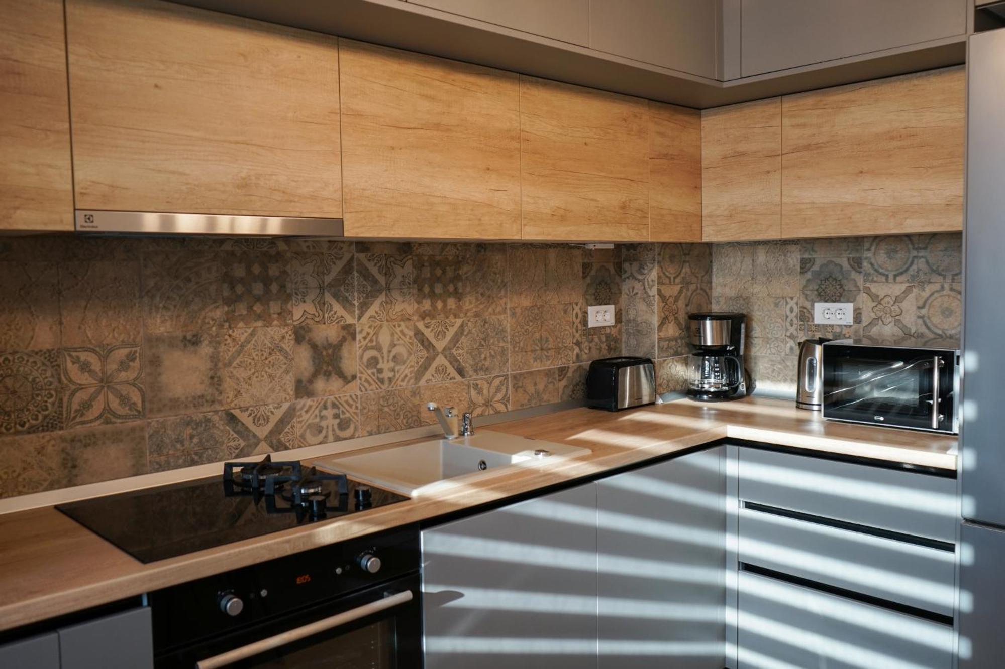 Mirandis - Modern With Free Parking Near Coresi Mall Appartement *