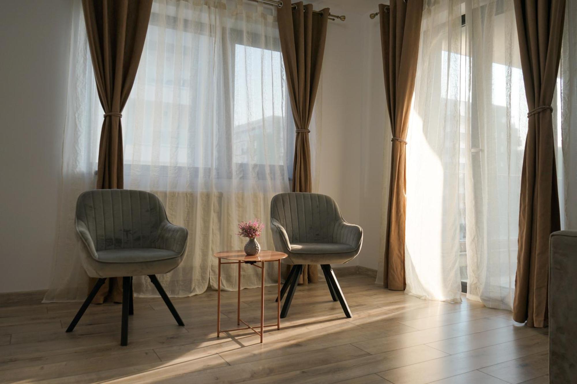 Mirandis - Modern With Free Parking Near Coresi Mall *