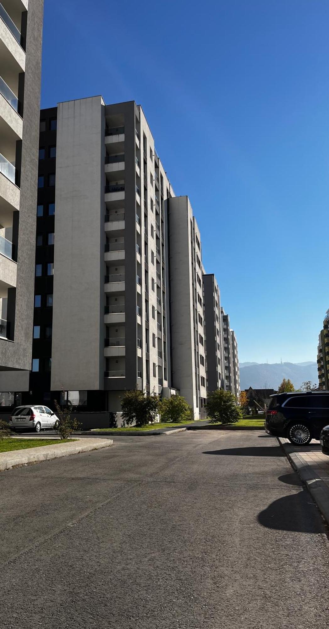 Mirandis - Modern With Free Parking Near Coresi Mall *