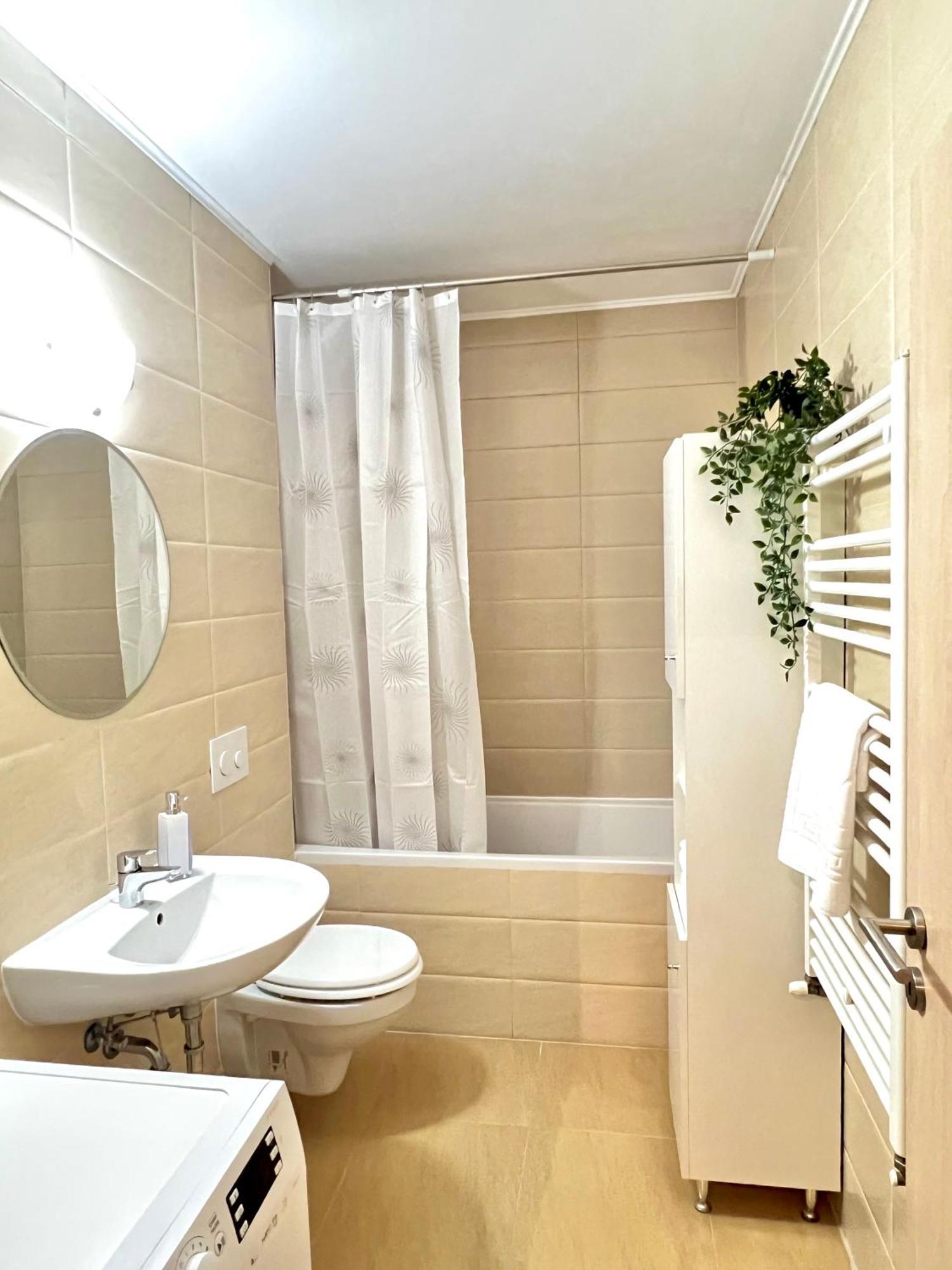 Mirandis - Modern With Free Parking Near Coresi Mall Apartamento