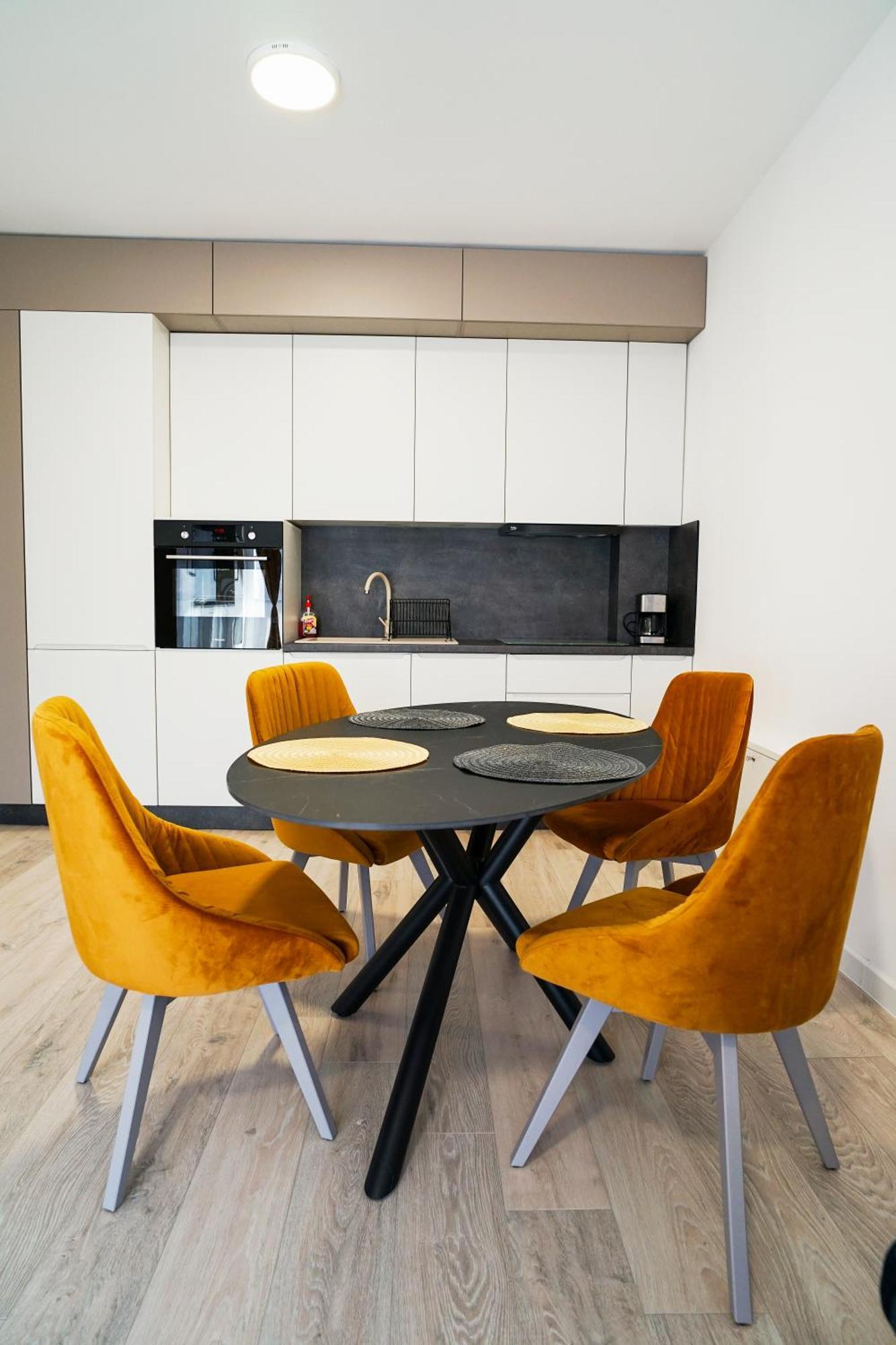 Mirandis - Modern With Free Parking Near Coresi Mall *