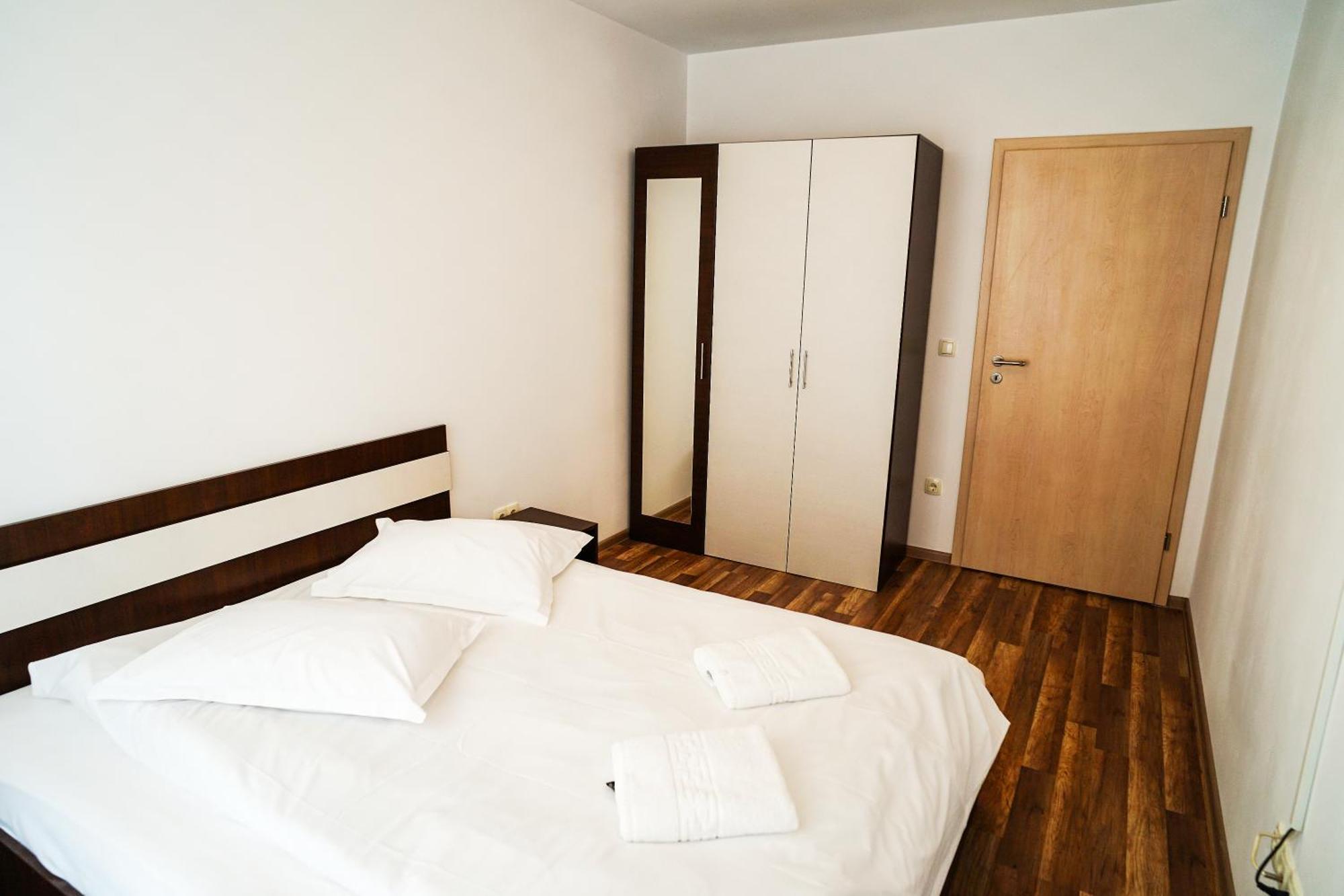 Mirandis - Modern With Free Parking Near Coresi Mall Apartamento