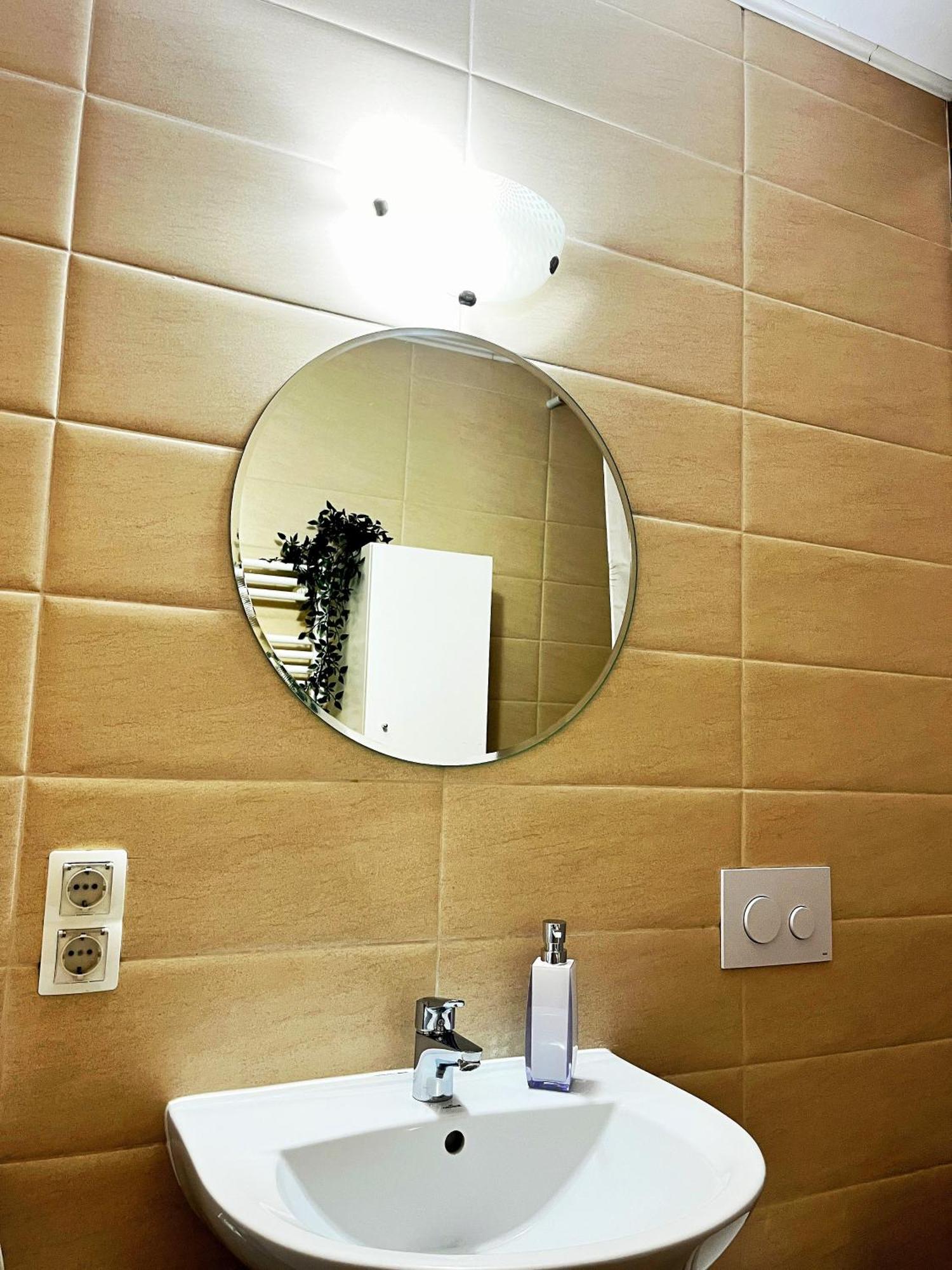Mirandis - Modern With Free Parking Near Coresi Mall
