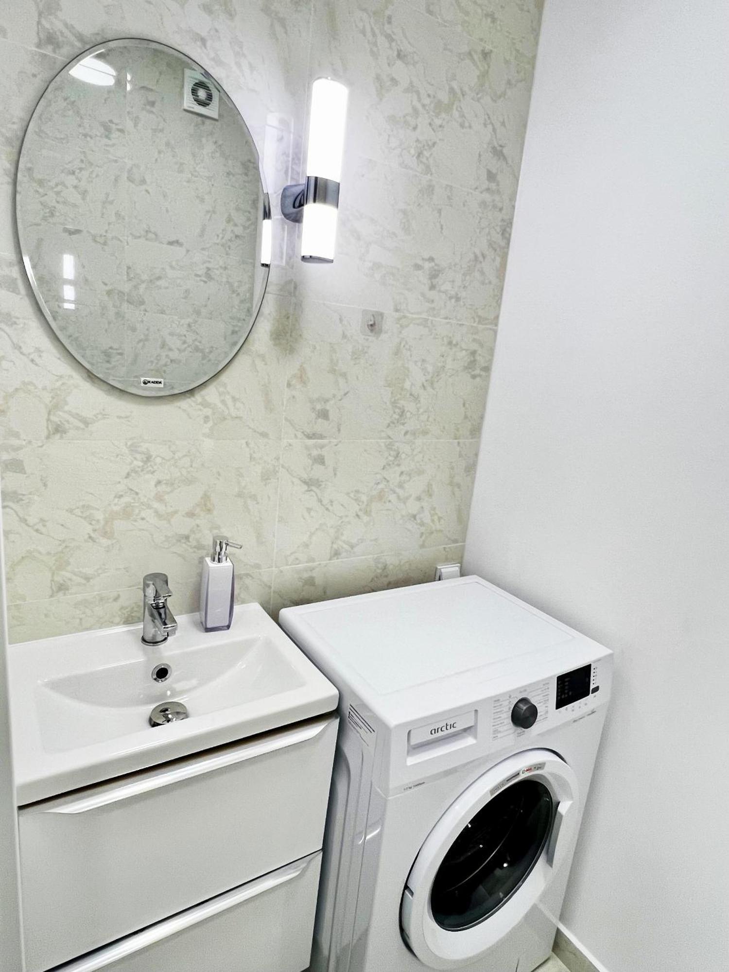 Mirandis - Modern With Free Parking Near Coresi Mall *