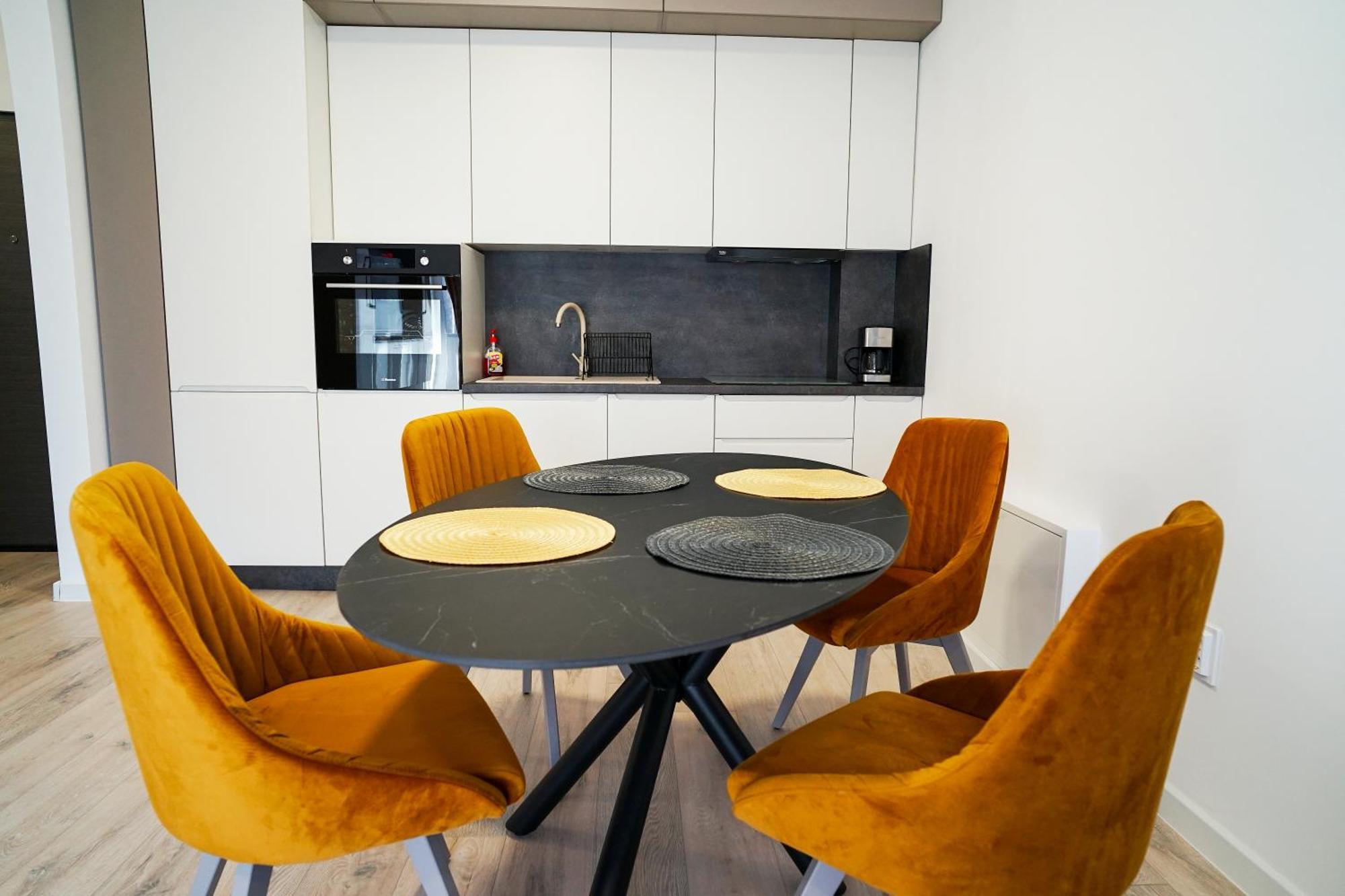 Mirandis - Modern With Free Parking Near Coresi Mall