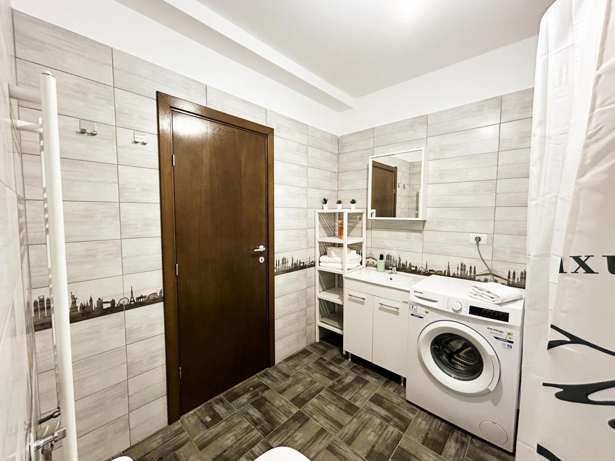 Mirandis - Modern With Free Parking Near Coresi Mall *